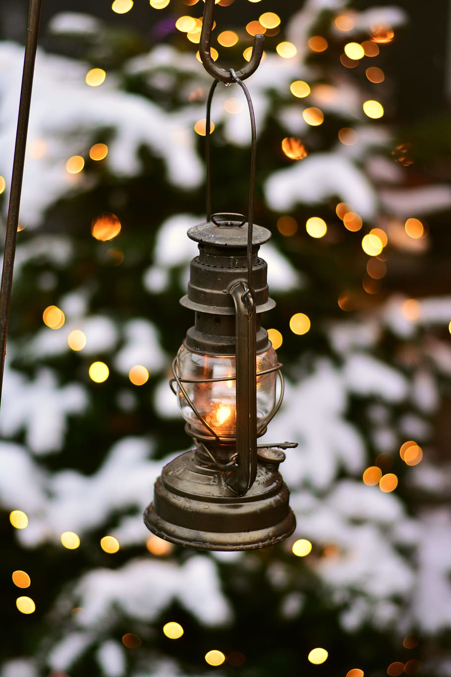 gris, lámpara de queroseno, colgado, negro, gancho de metal, linterna, navidad, decoración navideña, bokeh, luz