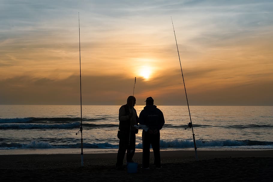 dos, hombres, hablando, cañas de pescar, puesta de sol, mar, playa, horizonte, nubes, verano
