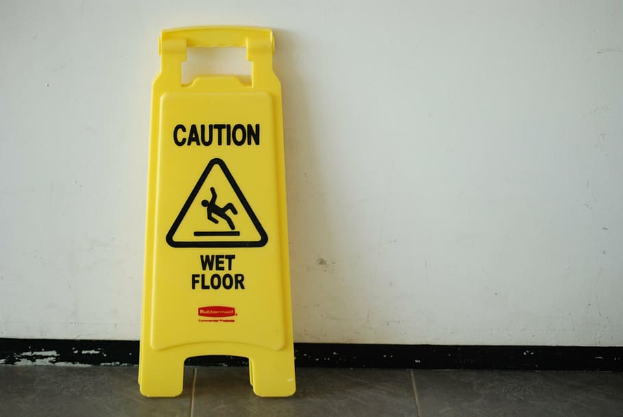 ぬれた, 床の看板, 傾いた, 壁, 投稿された警告, ぬれた床, 注意, 標識, 黄色, 警告サイン