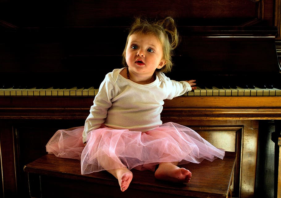 menina, sentado, ao lado, criança, piano, concerto, entretenimento, saia, infância, uma menina só