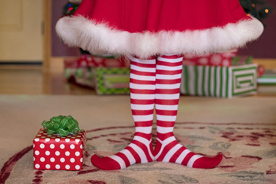 pessoa, em pé, tapete, duende, Natal, meias de Natal, presentes, presentes de Natal, férias, santa