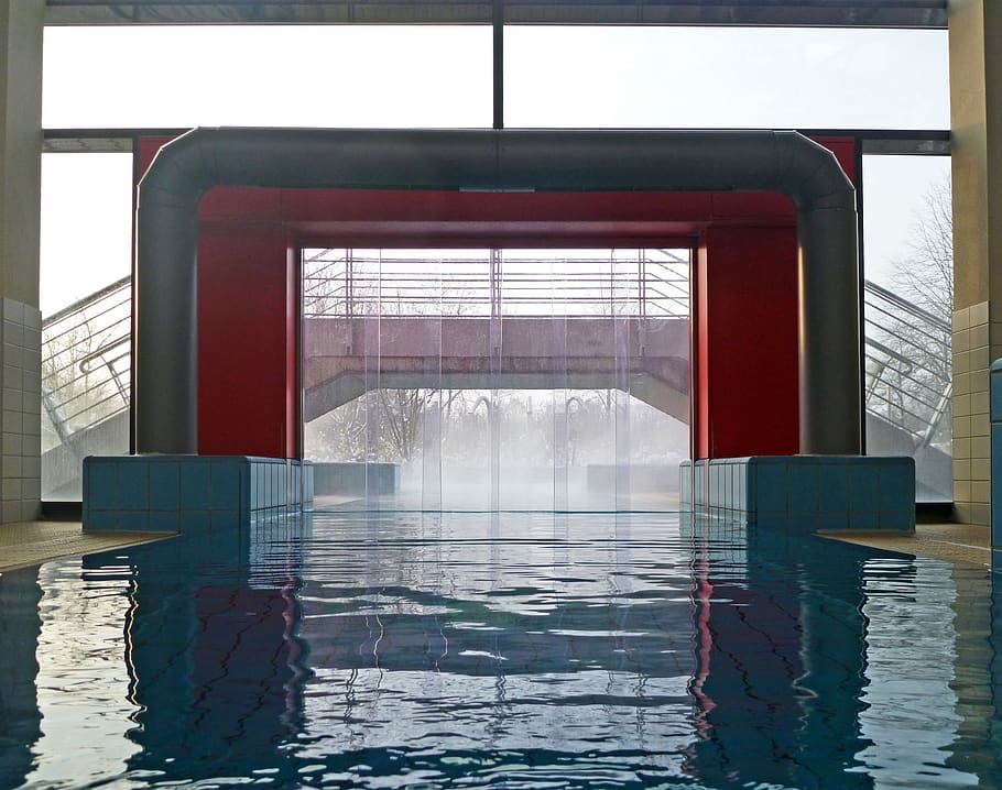 swimming pool, indoor swimming pool, outdoor swimming pool, heated, direct passage, connection channel, air separation, plastic slats, pedestrian bridge, outdoor
