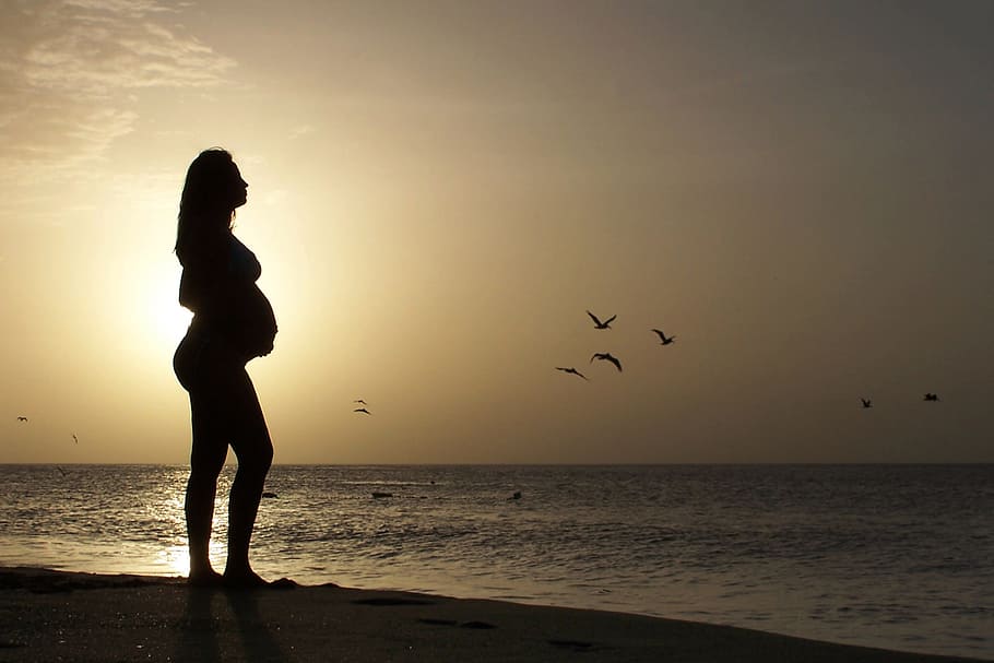 siluet, hamil, wanita, berdiri, garis pantai, emas, jam, cantik muda, wanita hamil, di pantai