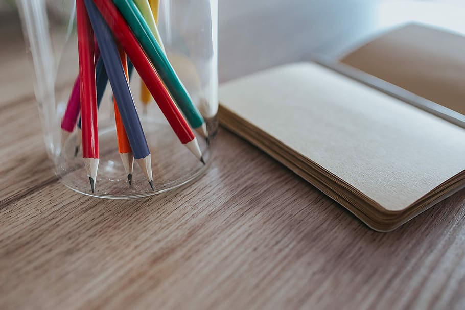 pensil warna-warni, kayu, meja tulis, Notebook, ruang fotokopi, jurnal, penulisan, buku harian, pensil, peralatan