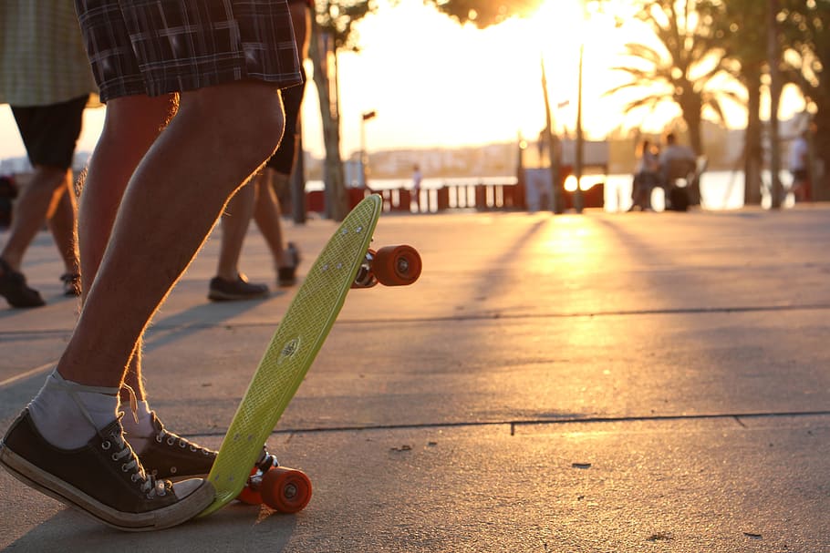 orang, melangkah, papan cruiser, matahari, laut, pantai, skateboard, bagian tubuh manusia, olahraga, kaki manusia