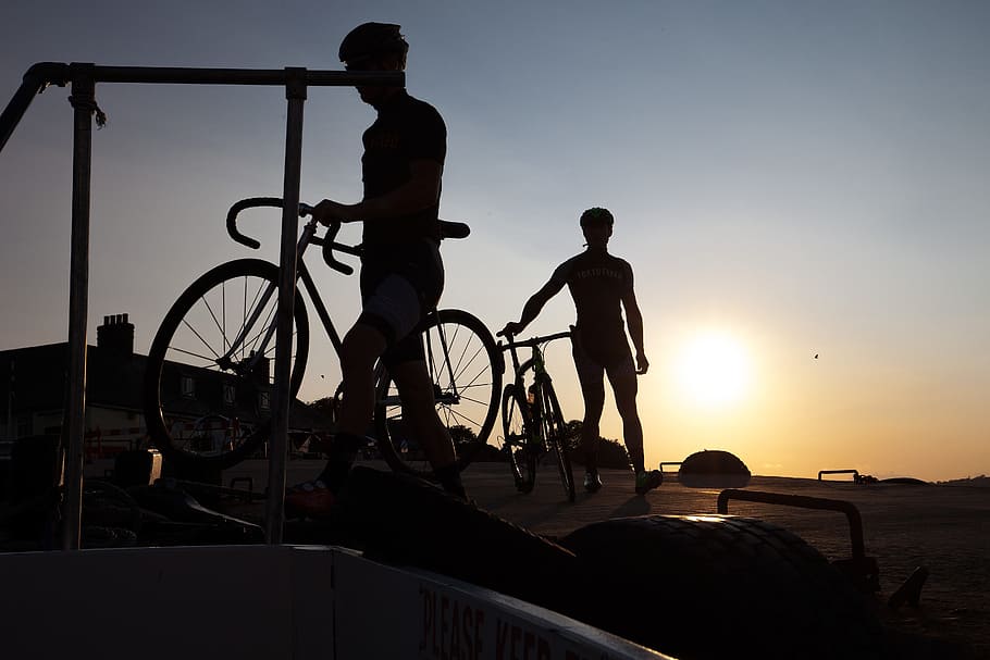 foto de silueta, dos, hombres, sosteniendo, bicicletas, ciclistas, silueta, esquema, timón, sol