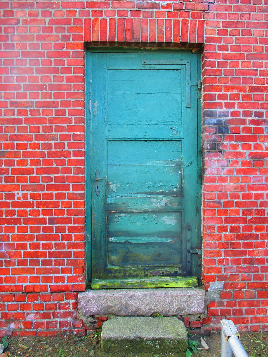 Старая дверь в подъезде