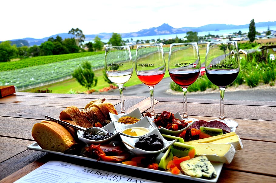 Primer plano, foto, ensalada, copas de vino, de madera, mesa, bodega, Nueva Zelanda, Mercury Bay, whitianga