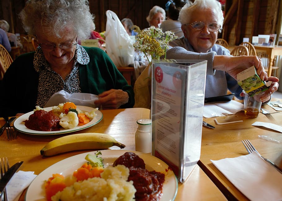 dua, wanita, duduk, depan, meja, lansia, panggang, makan malam, senior, orang dewasa senior