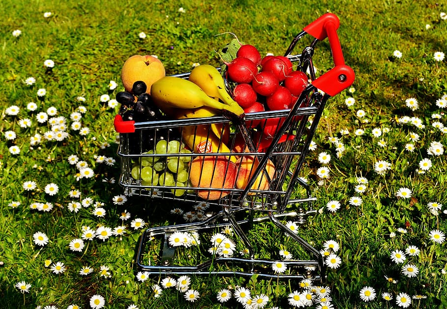 variedad, frutas, carrito de compras, compras saludables, verduras, plátanos, duraznos, uvas, rábanos, compras