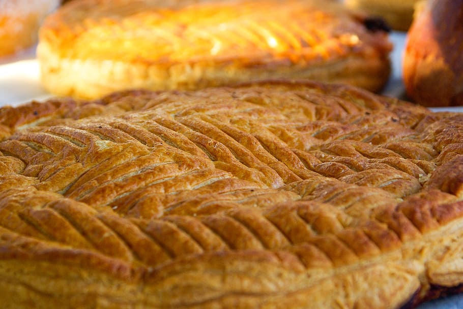 leavened bread, galette des rois, pastry, dessert, slab, food, food and drink, freshness, close-up, still life
