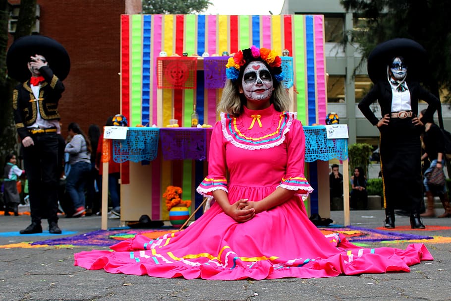wanita, duduk, mengenakan, pink, gaun, persembahan, warna, mati, festival populer, tradisi