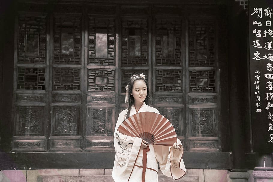 Mujer, vistiendo, blanco, vestido, tenencia, rojo, ventilador, negro, pared, China