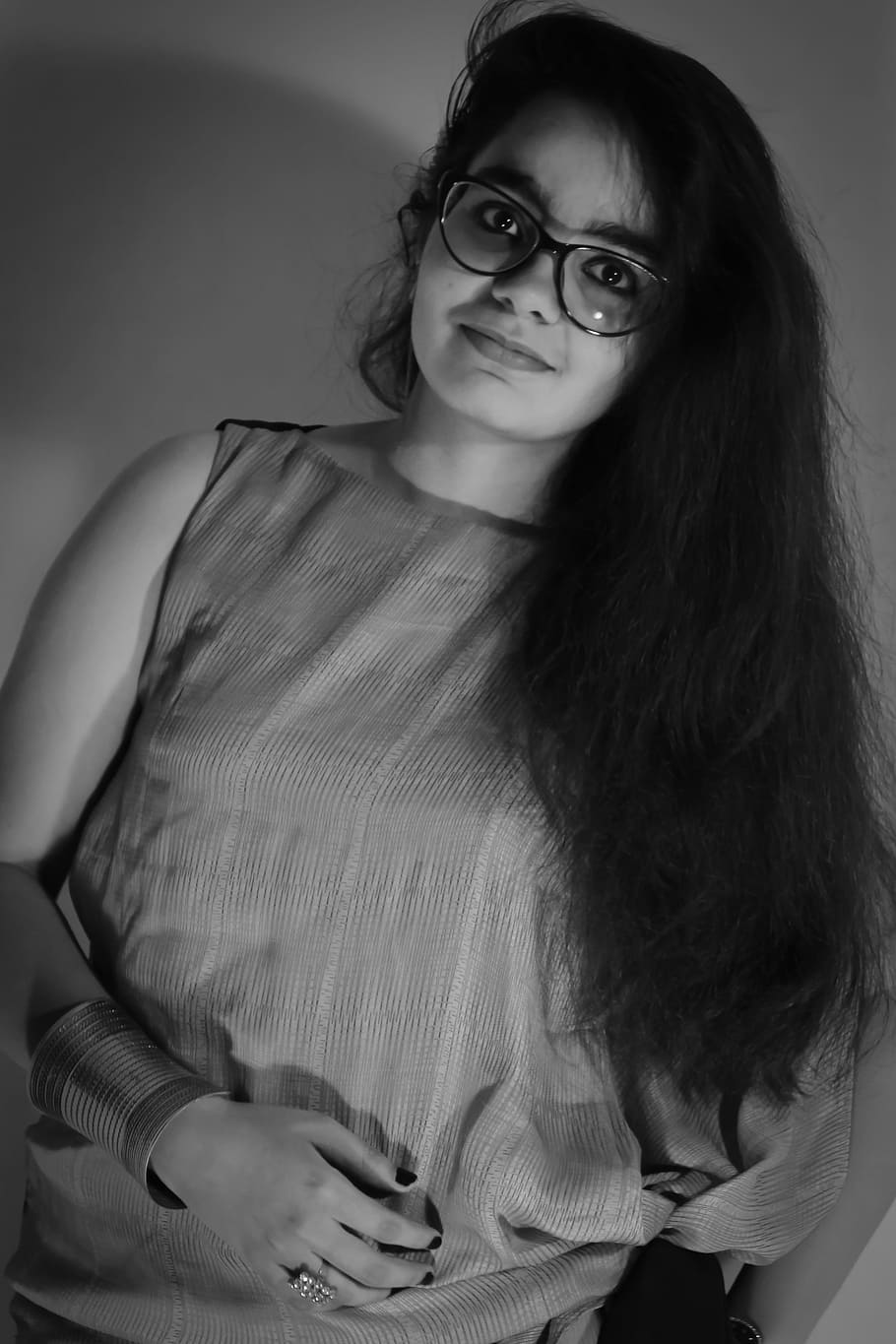 eye, specs, hair, darkroom, looking at camera, portrait, real people, women, smiling, one person