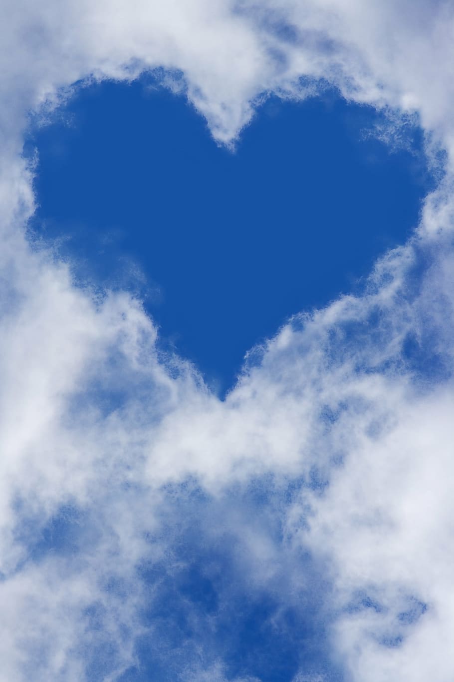 nube de fotografía con temas de corazón, corazón, cielo, nubes, cielo azul, nube - cielo, azul, amor, fondos, solo cielo