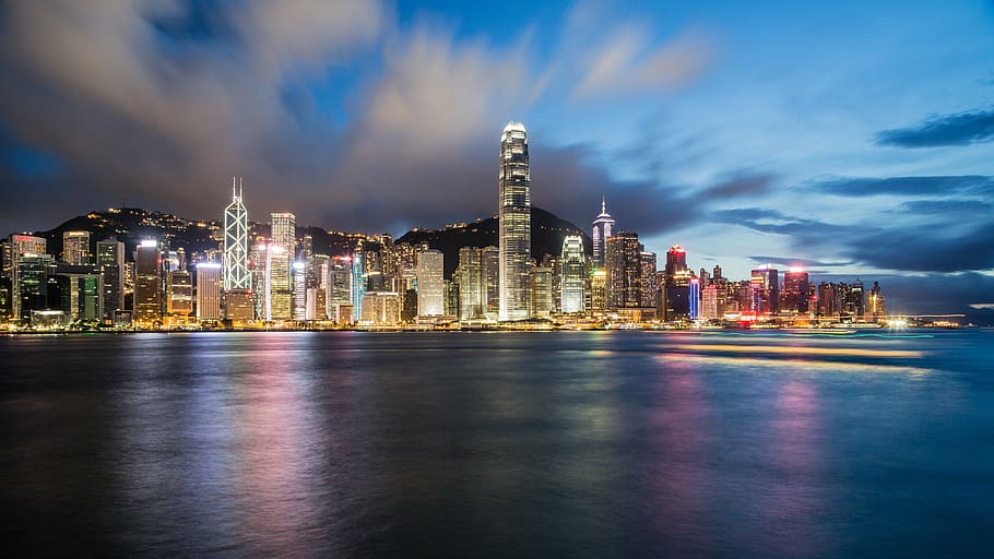 panorámica, fotografía, rascacielos, edificios, hong kong, china, noche, paisaje urbano, costa, océano