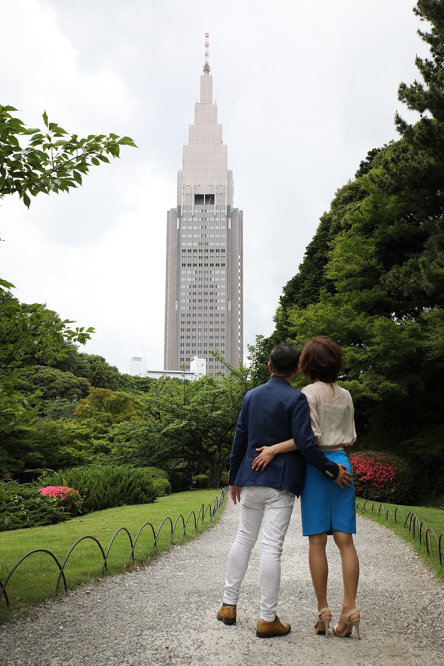 couple, from behind, date, park, love, outside, japan, two people, plant, architecture