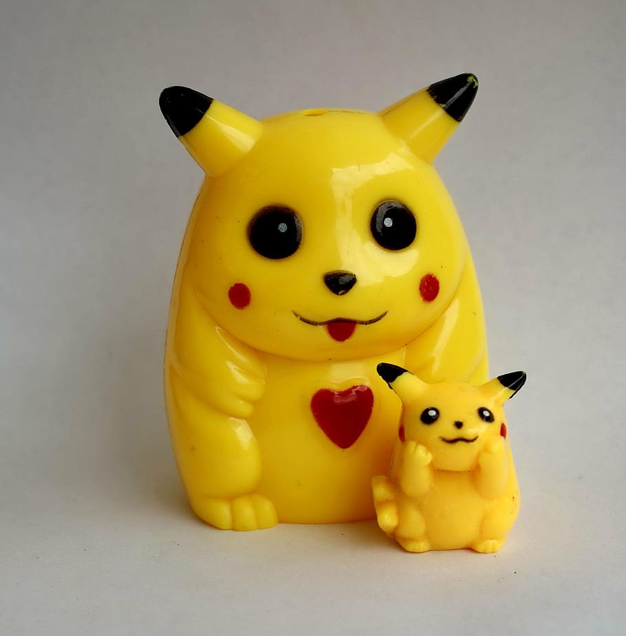 dois, brinquedos pikemon pikachu, pikachu, pokemon, mascote, estatuetas, brinquedos, símbolo, plasticina, criatividade