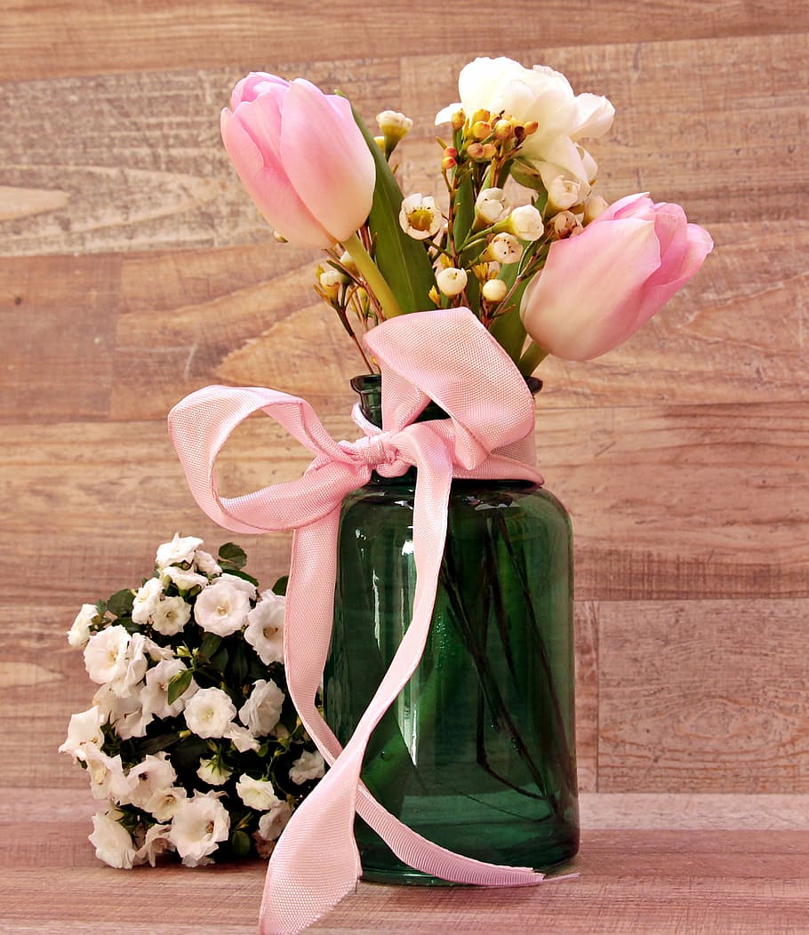 dois, rosa, um, branco, flores, verde, vaso, tulipas, ranúnculo, vaso de flores