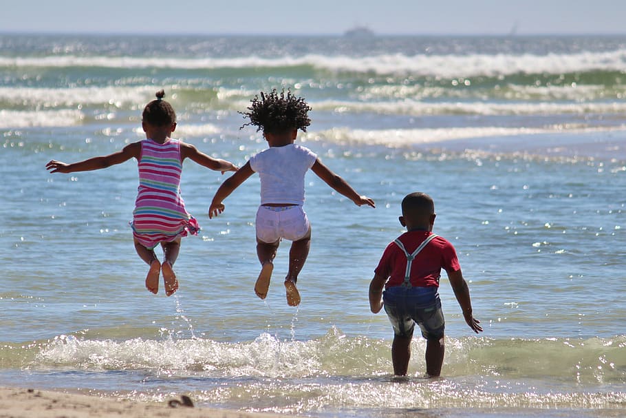 três, crianças, jogando, beira mar, dia, lúpulo, áfrica do sul, água, injetar, praia