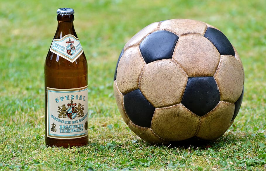 blanco, balón de fútbol, ​​al lado, marrón, botella, hierba, fútbol, ​​cuero, pelota, jugar