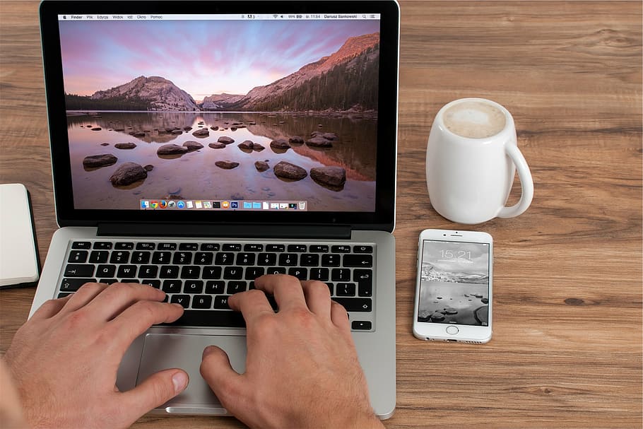 pessoa, usando, MacBook, pro, ao lado, branco, cerâmica, caneca, prata, Iphone