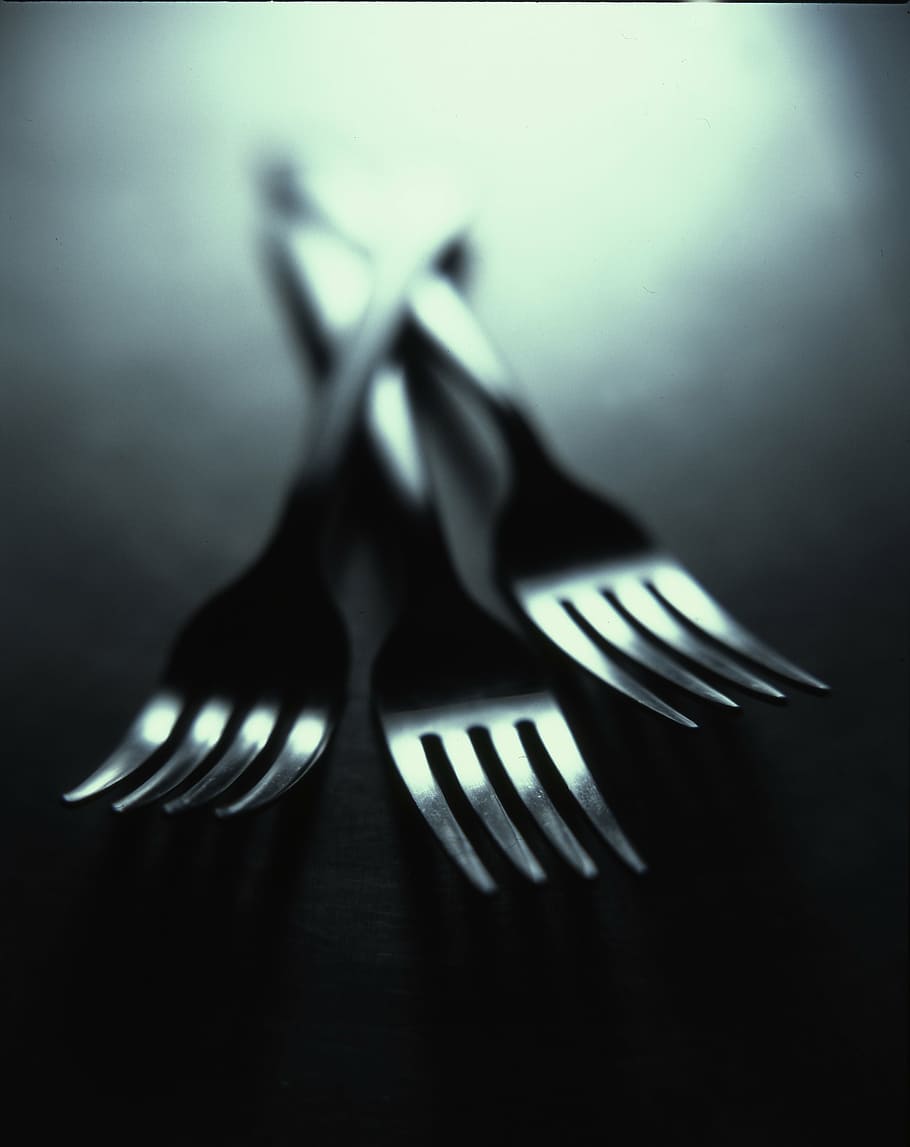 fotografía macro, tres, tenedores de plata, plata, tenedores, utensilios, oscuro, tenedor, interiores, primer plano