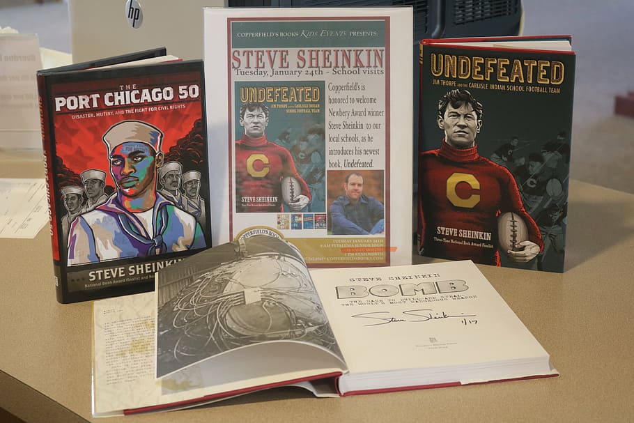 livros autografados, visita do autor, exposição de livros, livros, steve sheinkin, jim thorpe, futebol, marinheiros, marinha, porto chicago