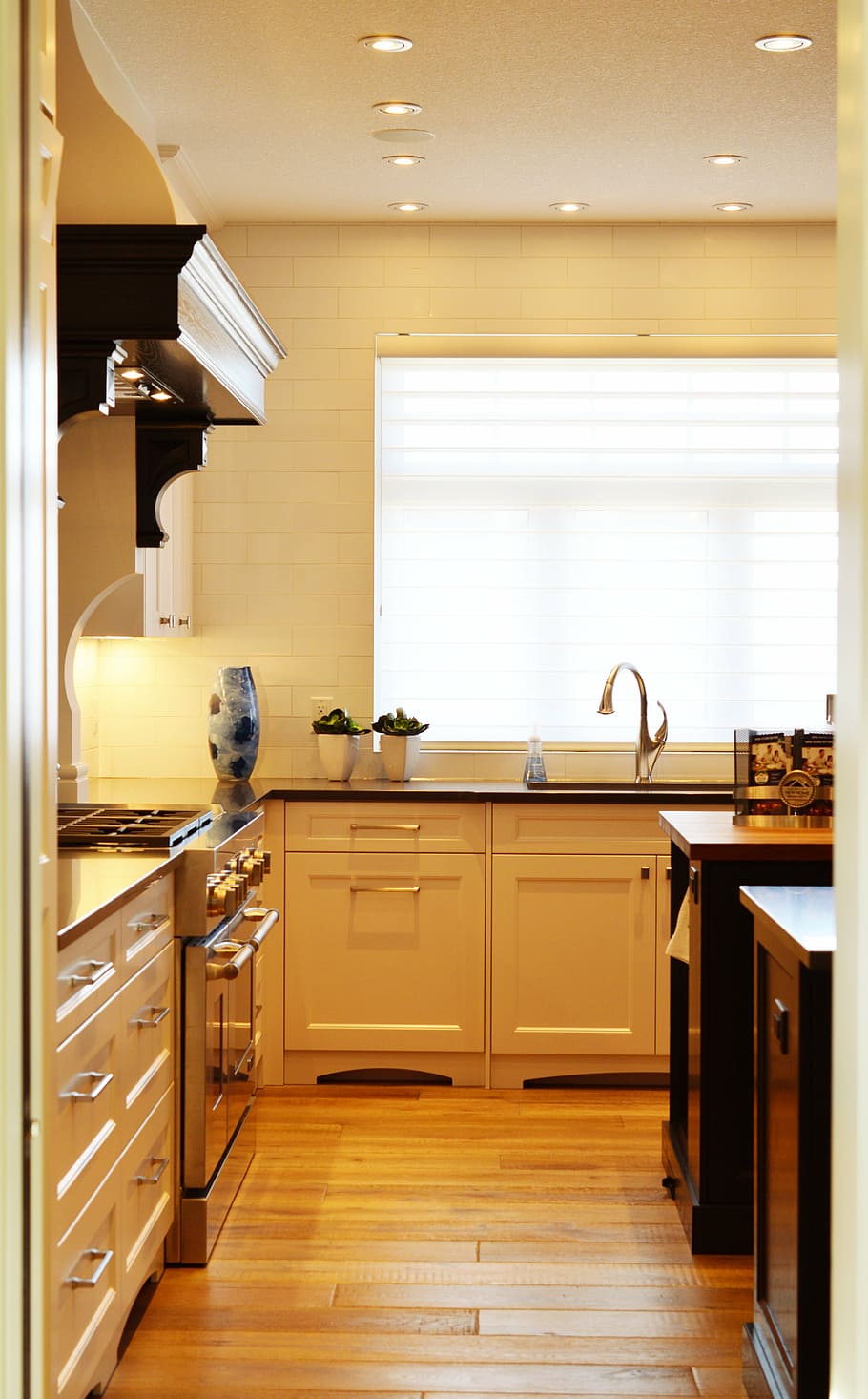 branco, de madeira, armário de cozinha, atrás, pintado, parede, cozinha, contador, fogão, forno