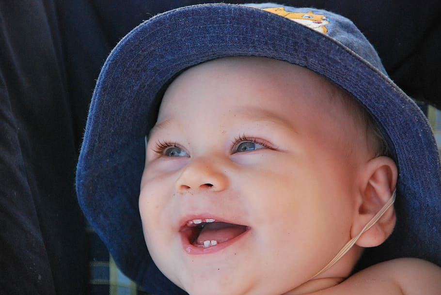 笑みを浮かべて, 赤ちゃん, 身に着けている, 青, 帽子, 少年, 幼児, 顔, 乳歯, 赤ちゃんの歯