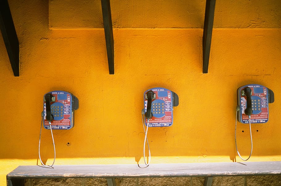 três, azul, telefone público, amarelo, parede, vista, montado, pagar, telefones, telefones públicos