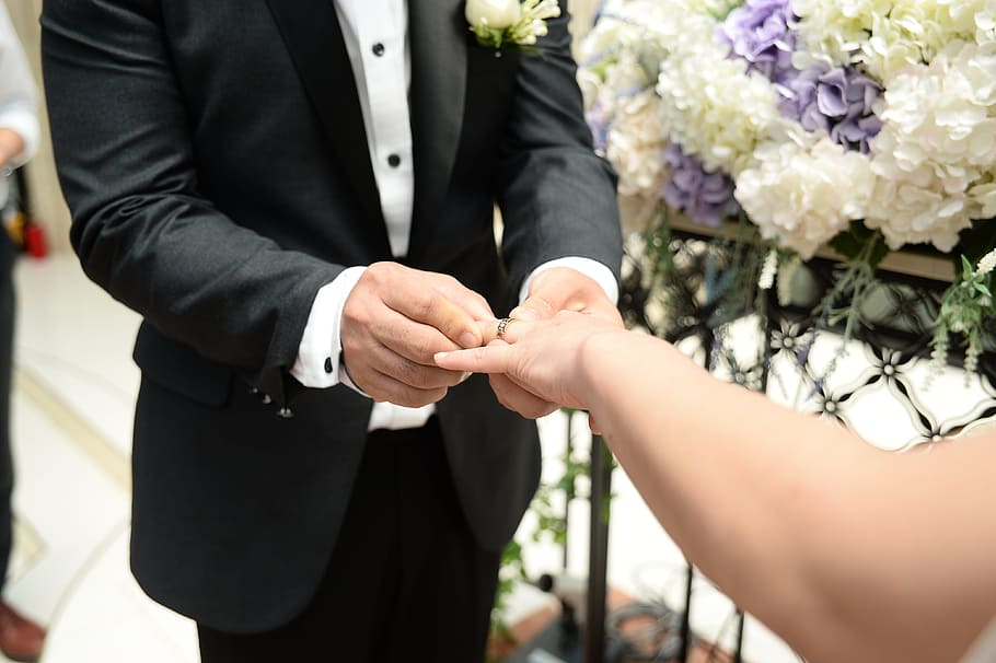 pria, menempatkan, cincin pernikahan, pengantin, jari manis, pernikahan, cincin, pria dan wanita, upacara pernikahan, tuksedo