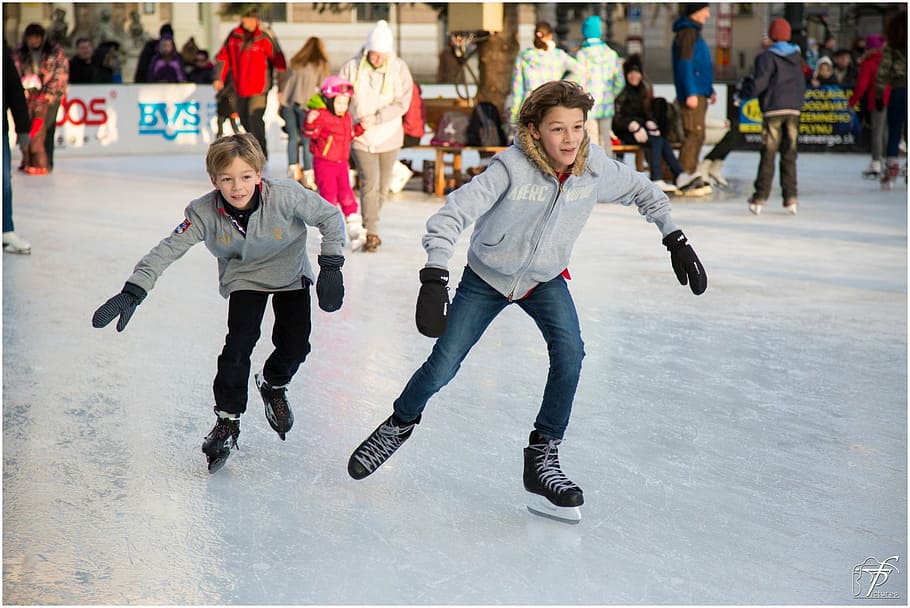 dois, meninos, jogando, patins de gelo, patinação no gelo, patinação, patinação artística, esportes de inverno, pessoas, inverno