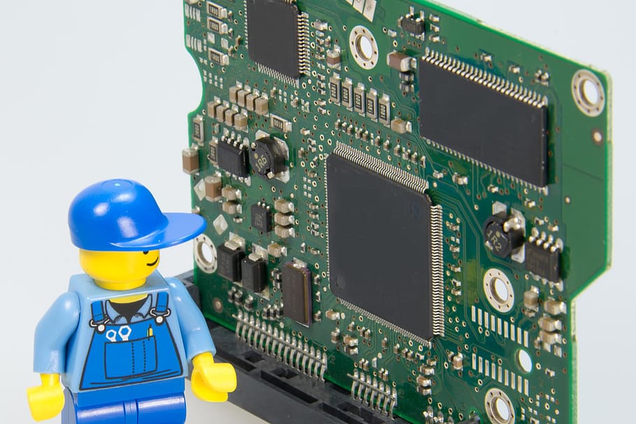 foto, azul, figura de ação de personagem lego, olhando, placa de circuito, eletricista, reparação, artesãos, placa, computador