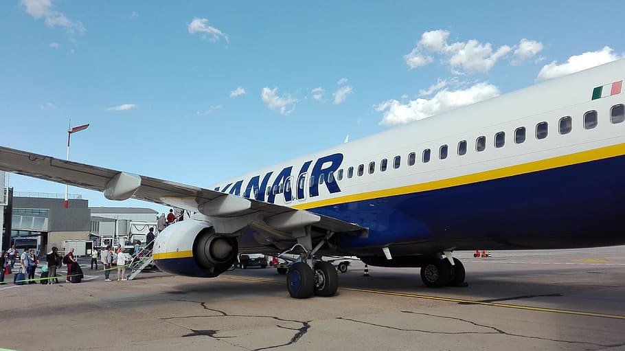 Ryanair, aeropuerto, Cagliari, vehículo aéreo, avión, transporte, modo de transporte, pista del aeropuerto, viaje, avión comercial