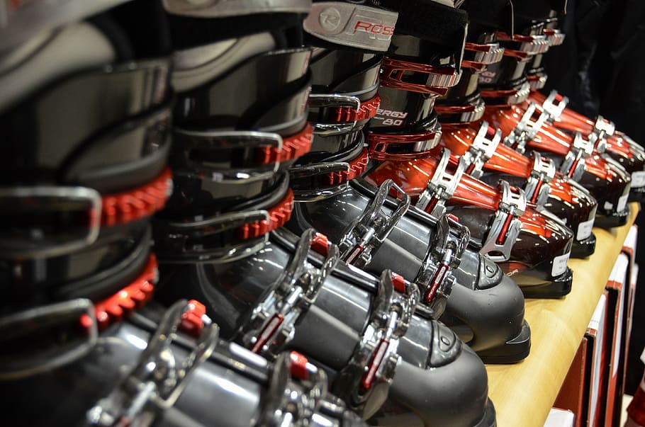 botas de snowboard em preto e vermelho, sapatos, inverno, esqui, exposição, loja, compras, comprar, negócios, roupas