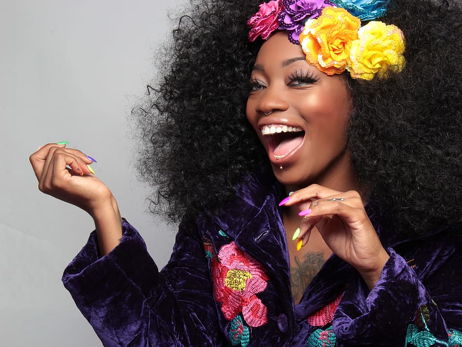 mujer, púrpura, satinado, floral, camisa, sonreír, color, reír, negro, afroamericano