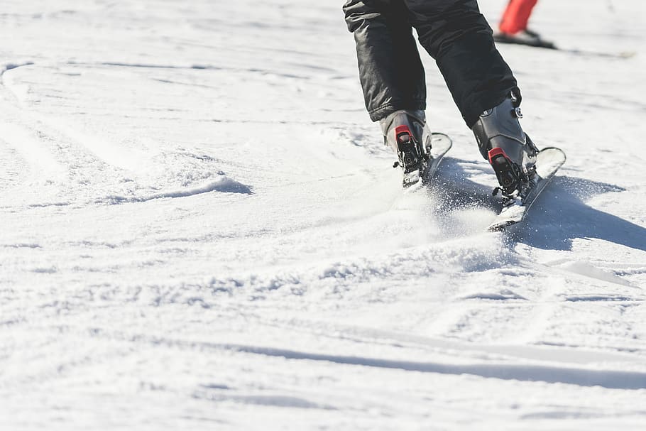 スキーの雪, 閉じる, スキー, 雪, クローズアップ, アクション, 寒さ, テキスト用のスペース, スキーヤー, スポーツ