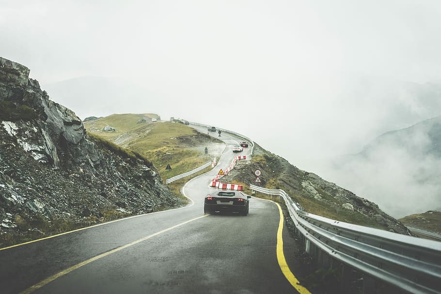 Спортивные автомобили, мокрый, горная дорога, дождливый, погода, автомобили, облака, туман, холмы, горы