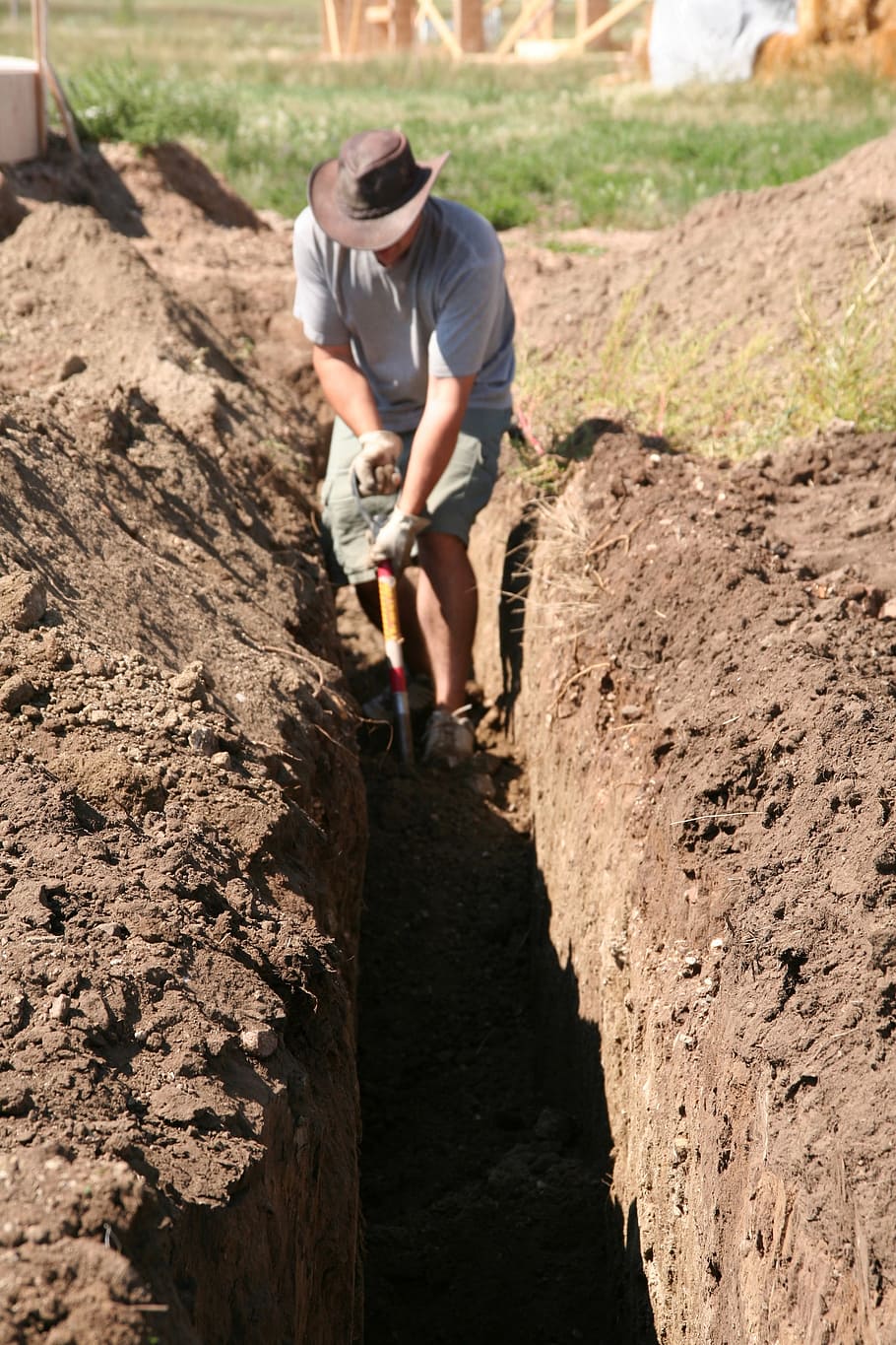 土を掘る人, 掘る, 人, 仕事, 働く, 下水, 配管, シャベル, トレンチ, パイプ