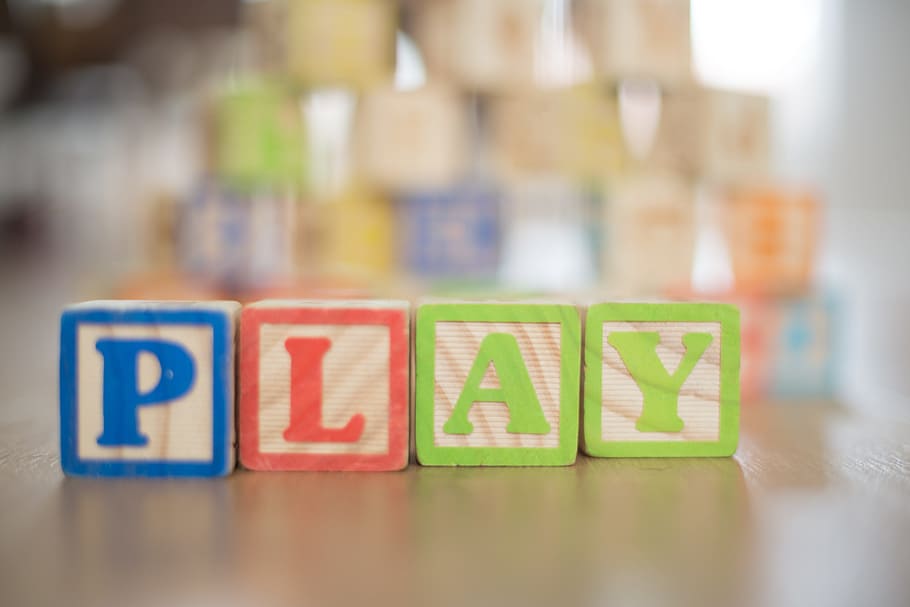 木製ブロックを遊ぶ, キッズ, 言葉, おもちゃ, 子供, 子供の頃, 教育, 楽しい, ブロック, 木材
