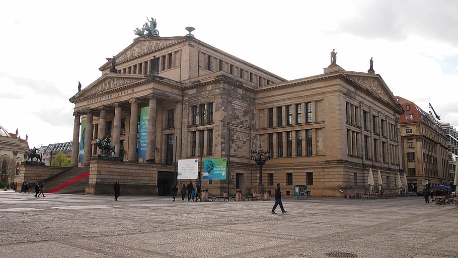 Berlim, vale a pena visitar, sala de concertos, exterior do edifício, arquitetura, estrutura construída, céu, construção, cidade, pessoas incidentais