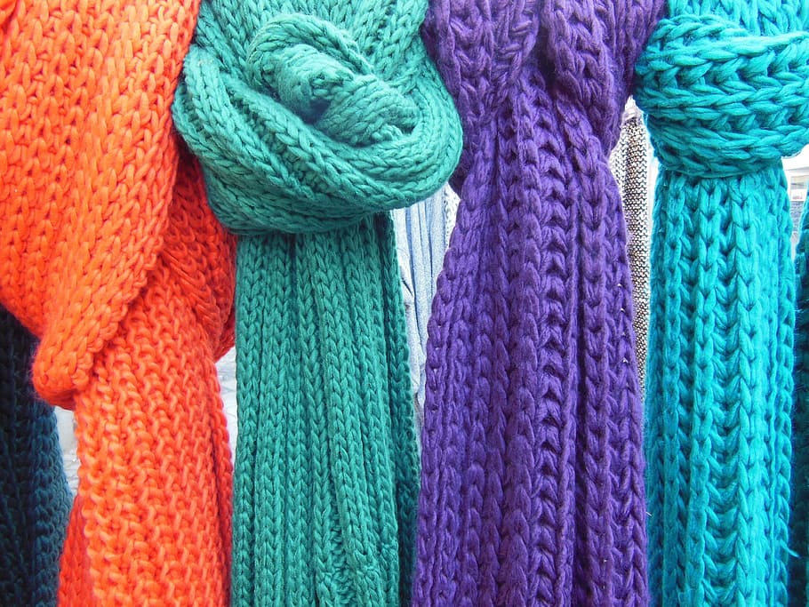 Foto de primer plano, cuatro, de punto, bufandas, verde, naranja, púrpura, crochet, cortinas, bufandas de punto
