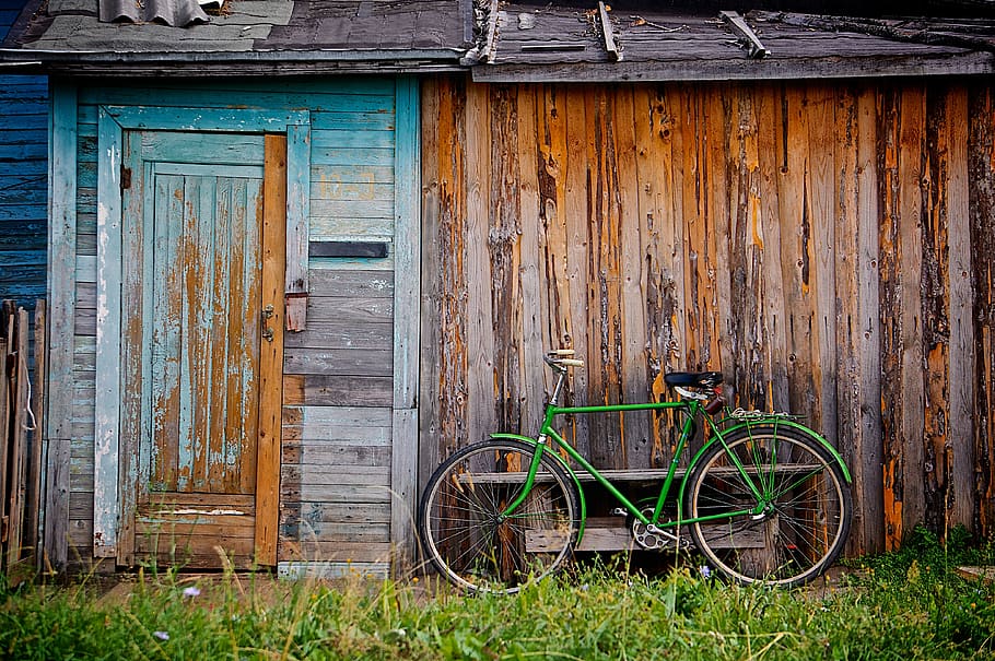 bicicleta verde, madeira, galpão, cabana, grama, rústico, arquitetura, exterior do edifício, madeira - material, porta