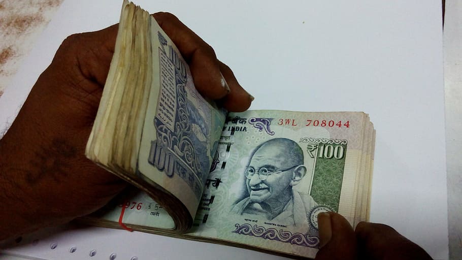 orang, memegang, 100, India, rupee, uang kertas, bundel, pembayaran, gaji, mata uang