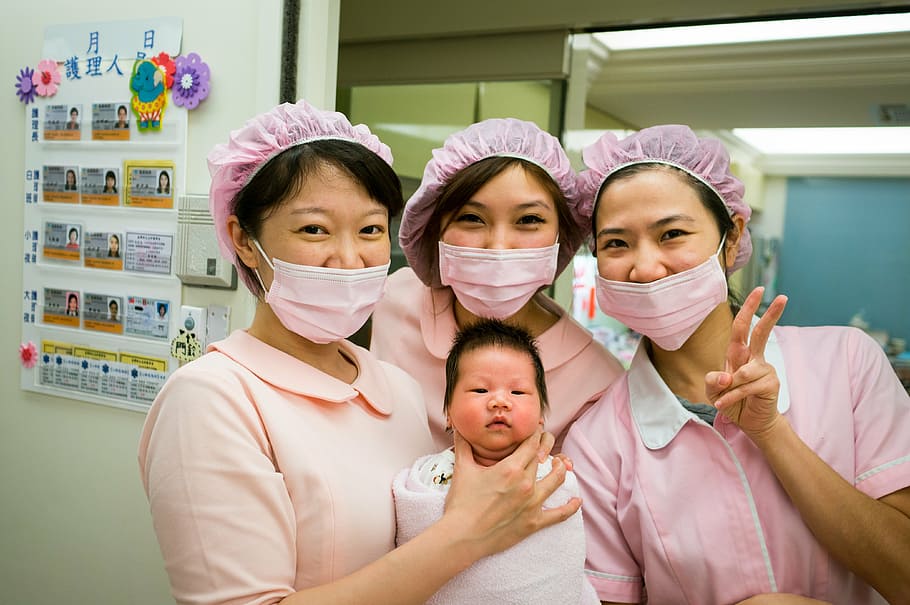 tiga, wanita, mengenakan, merah muda, topeng, bayi, posting, foto, perawat, bayi baru lahir