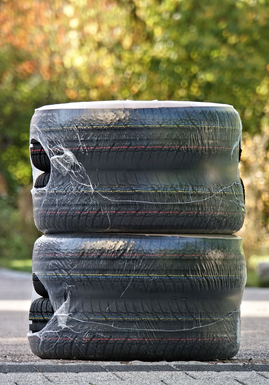 neumáticos de invierno, maduros, neumáticos para automóviles, pila de neumáticos, embalados, soldados, envío, entrega, transporte, pila