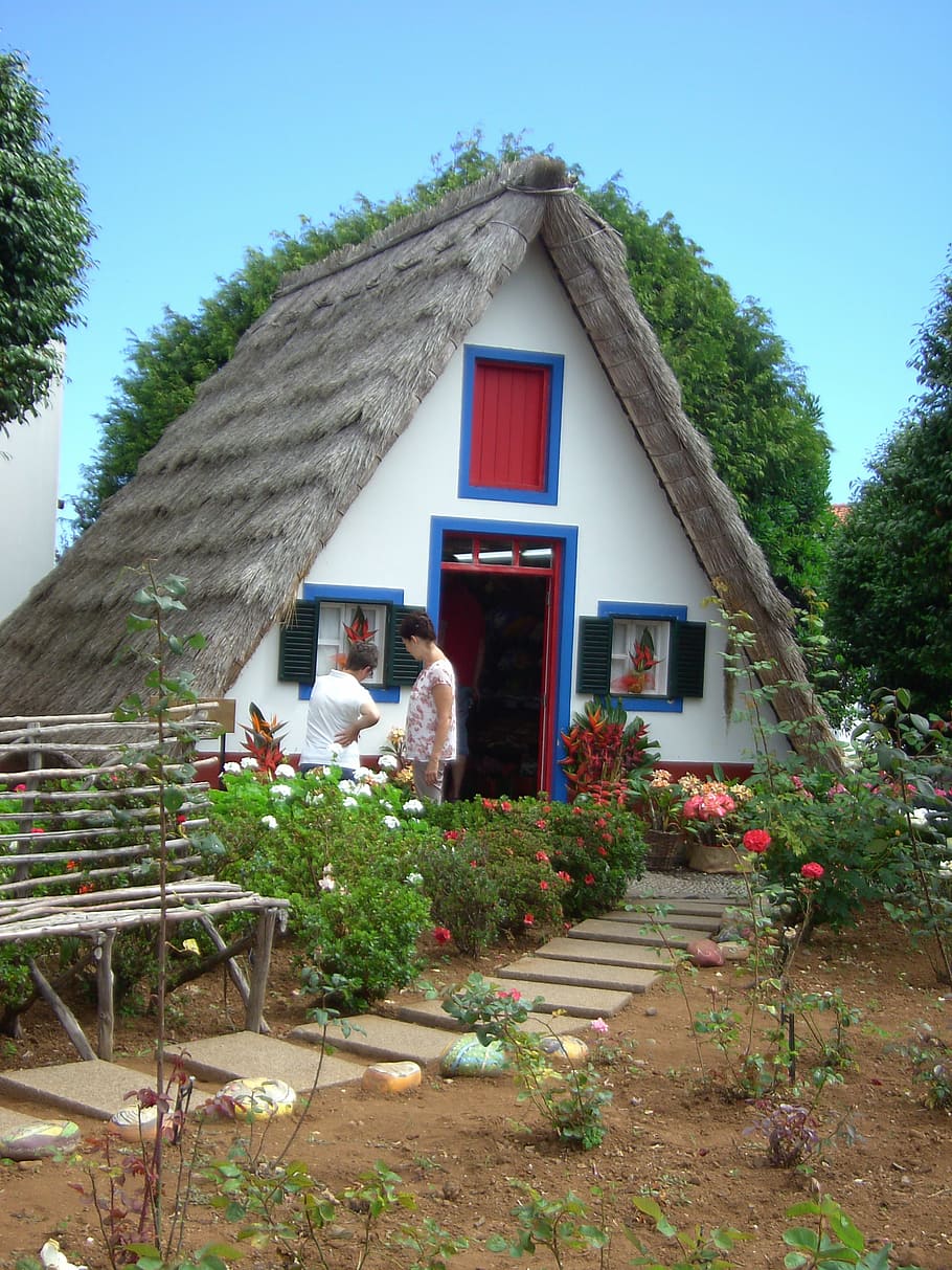 blanco, casa, techo de nipa, dos, personas, de pie, afuera, hogar, madeira, portugal