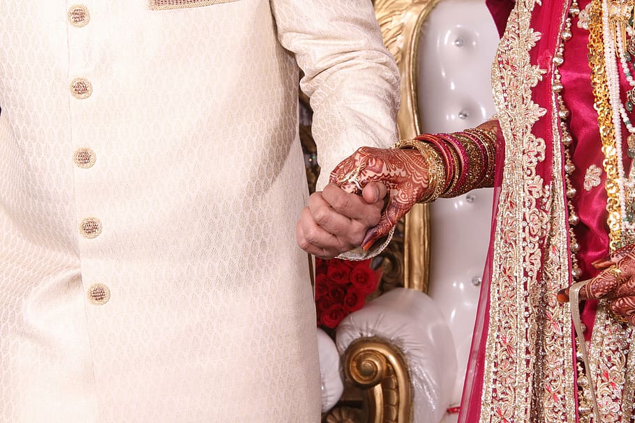 homem, segurando, mão, mulher, casal, indiano, casamento, casal indiano, juntos, tradicional