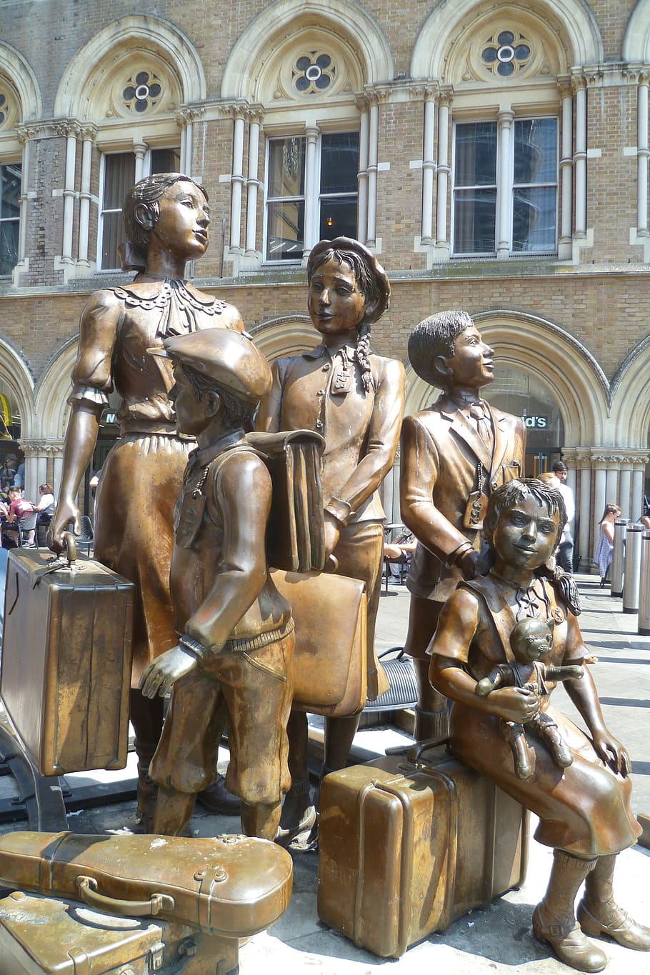 liverpool street station, kindertransport statue, london, evacuation of jewish children, remember, sculpture, statue, art and craft, representation, human representation